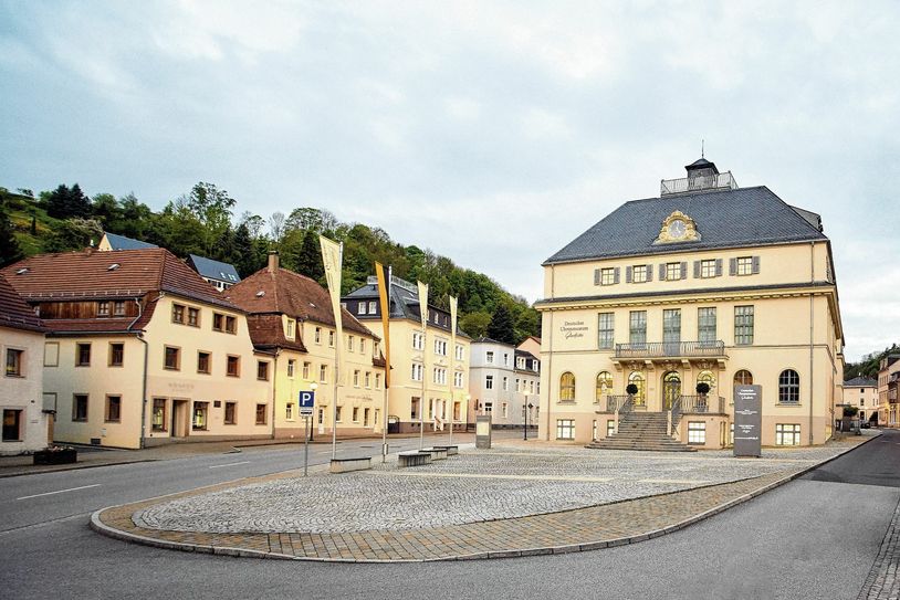 Uhrenmuseum mit Vorplatz. Foto: Stiftung Deutsches Uhrenmuseum Glashütte / René Gaens