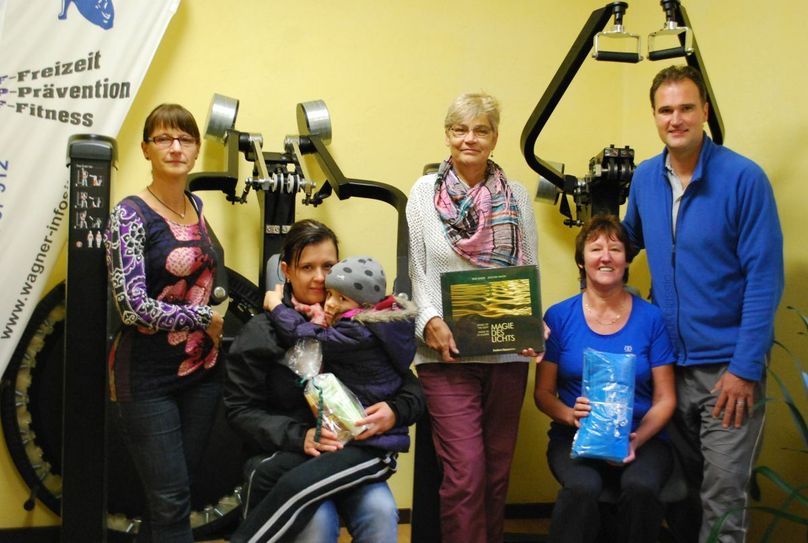 V.l.n.r.: Nicole Wolf von der IKK, die Gewinner Silvana Balzk, Monika Block und Sabine Lehmann und Thomas Wagner. Zwei weitere Gewinner konnten an der Übergabe nicht teilnehmen und bekommen ihre Preise zugeschickt. Foto: Keil