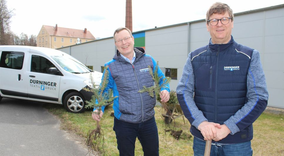 Geschäftsführer Albrecht Kittler (links) und Vertriebsdirektor Roland Lensing mit den jungen Weißtannen-Setzlingen, die neben dem neuen Firmengebäude eingepflanzt wurden.  Foto: T. Keil