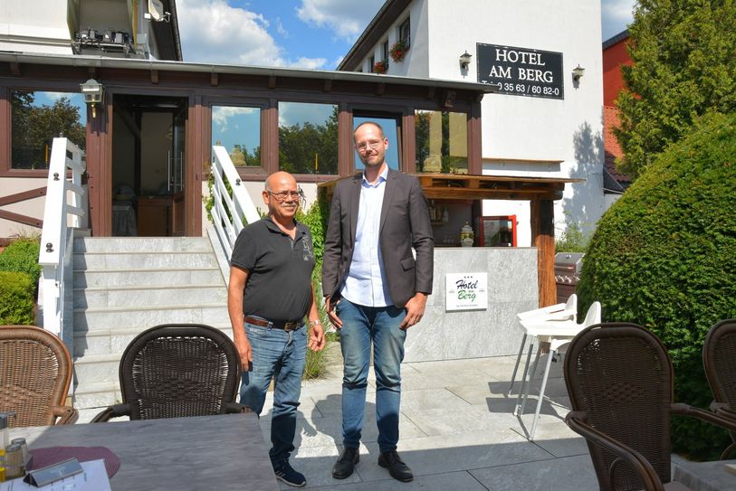 Amad Allan (l.). u. Manuel Preneta freuen sich am neuen Stadort auf ihre Gäste. Foto: db