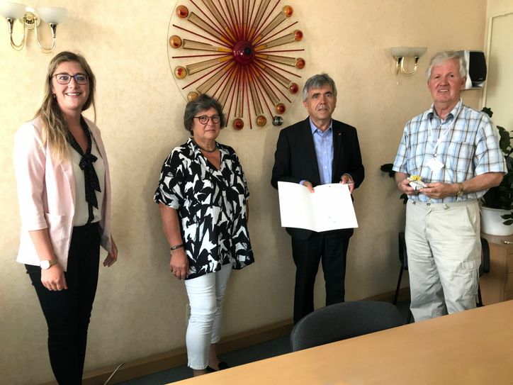 Dunja Reichelt, Bürgermeisterin Elke Röthig und Landrat Michael Harig dankten Manfred Dietrich (v.l.) für sein unermüdliches Engagement. (Foto: LRA Bautzen)
