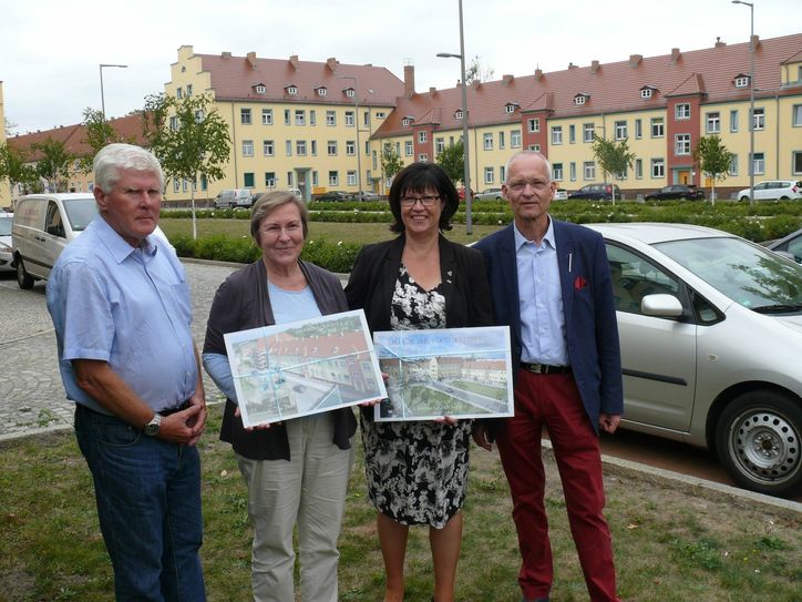Lothar Koernig, Sieglinde Gieschke, Christine Herntier und Dr. Schönfelder (v.l.) freuen sich über die Arbeiten, die sich über 18 Jahre hinzogen. Foto: Jost Schmidtchen