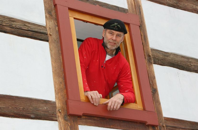 Malermeister Bill Quaas am Fenster seines nach historischem Vorbild sanierten Zweiseithofes am Lutherplatz.