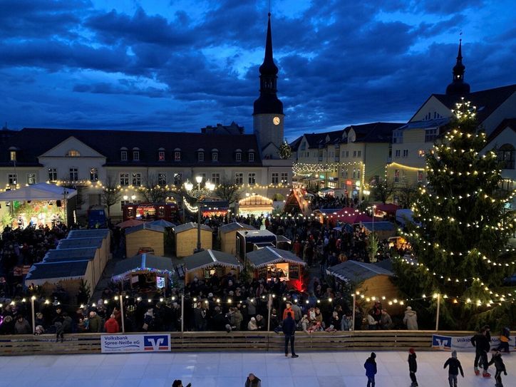 So wird es in diesem Advent nicht auf dem Spremberger Marktplatz aussehen. City-Managerin Madlen Schwausch aber hat wenigstens für stimmungsvolles Licht zu den Adventssonntagen gesorgt. Foto: Schwausch