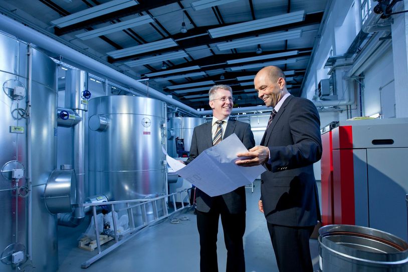 Geschäftsführer René Röthig (r.) im Gespräch mit Prof. Marko Stephan im Energiekompetenzzentrum der Staatlichen Studienakademie Riesa. Foto: Stadtwerke Riesa