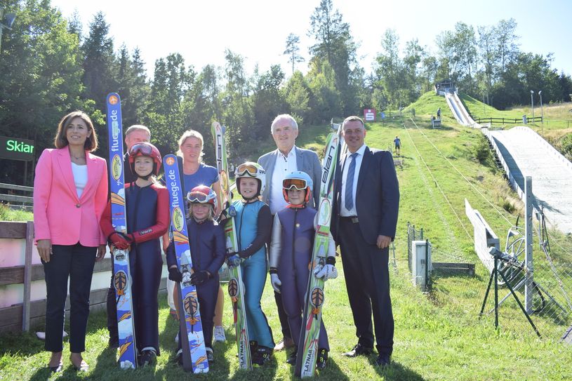 Neben den Vereinsverantwortlichen des ansässigen Skiclubs und der Gemeinde Sohland haben sich auch die Landtagsabgeordnete Patricia Wissel (links) und Landrat Udo Witschas(rechts) für das Projekt in der Öffentlichkeit stark gemacht.