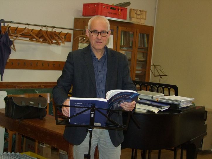 Vorbereitungen für die Chorproben: Kantor Rainer Fritzsch im Probenraum der Stadtkirche.