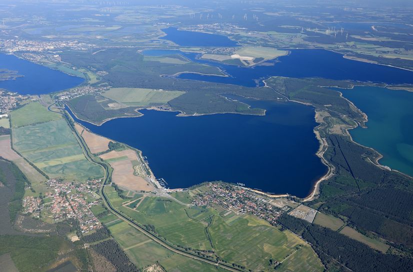 Das Lausitzer Seenland mit dem Geierswalder See, dem Partwitzer See, dem Sedlitzer See, dem Senftenberger See und dem Großräschener See.
