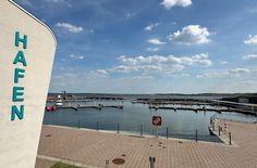 Im Hafen von Großräschen können sich endlich Schiffe tummeln. Der See ist für die Schifffahrt freigegeben.