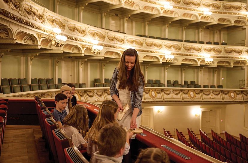 Spielerisch in den Winterferien die Opernwelt erforschen.