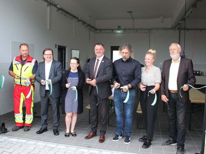 Landrat Udo Witschas (m.) nahm symbolisch die Eröffnung der neuen Rettungswache Königsbrück durch einen Banddurchschnitt vor. Mit dabei Vertreter der AOK Sachsen, von Stadt und Landkreis, dem ausführenden Architekten sowie der zukünftigen Betreiber.