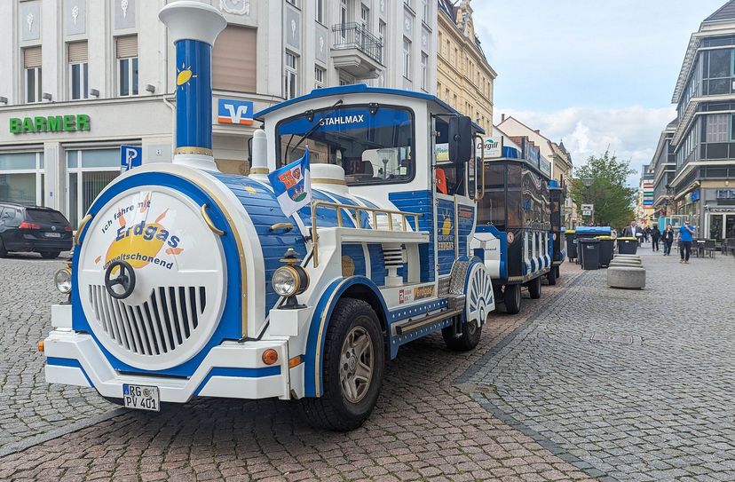 Stadtbahn "Stahlmax" in der Riesaer Innenstadt.