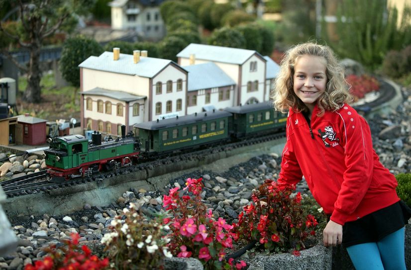 Edda (7) aus Torgau staunt über die Miniatur-Weißeritztalbahn am Mini-Bahnhof Freital-Hainsberg.
