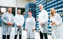 V.l.: Christian Jaschinski Landrat des Landkreises Elbe-Elster, Christian Schindel Geschäftsführer der Mineralquellen Bad Liebenwerda GmbH, Claudia Sieber Bürgermeisterin der Verbandsgemeinde Bad Liebenwerda, Dr. Dietmar Woidtke Ministerpräsident des Landes Brandenburg und Annett Stang Marketingleiterin Ost der Rhönsprudel-Gruppe. Foto: social media/Philipp Strelitz