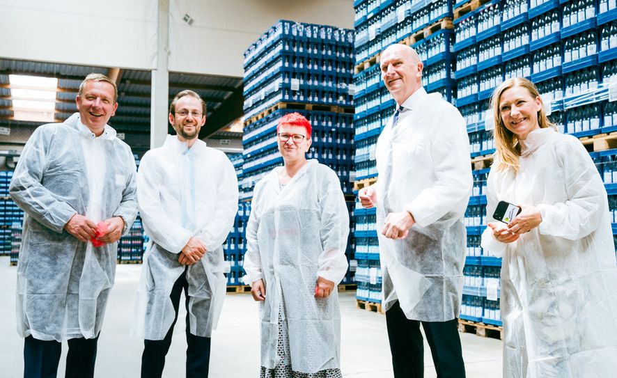V.l.: Christian Jaschinski Landrat des Landkreises Elbe-Elster, Christian Schindel Geschäftsführer der Mineralquellen Bad Liebenwerda GmbH, Claudia Sieber Bürgermeisterin der Verbandsgemeinde Bad Liebenwerda, Dr. Dietmar Woidtke Ministerpräsident des Landes Brandenburg und Annett Stang Marketingleiterin Ost der Rhönsprudel-Gruppe. Foto: social media/Philipp Strelitz
