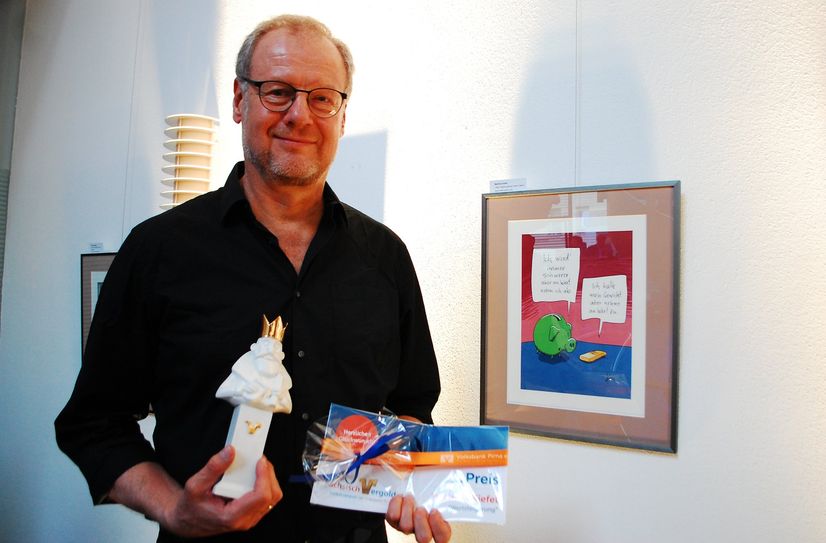 Der Gewinner des diesjährigen Karikaturenpreises, Matthias Kiefel, vor seiner Karikatur.