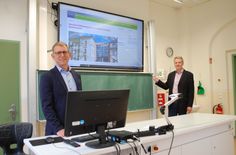 Kristian Raum (re.), Schuldirektor des Friedrich-Schiller-Gymnasiums Pirna und Bürgermeister Markus Dreßler bei der Vorführung des interaktiven Displays im Biologie-Kabinett des Gymnasiums.