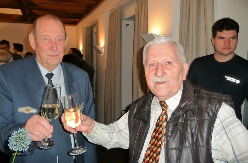 Klaus Rogoll, Ehrenvorsitzender des THW und Klaus Fiedler stoßen an.
