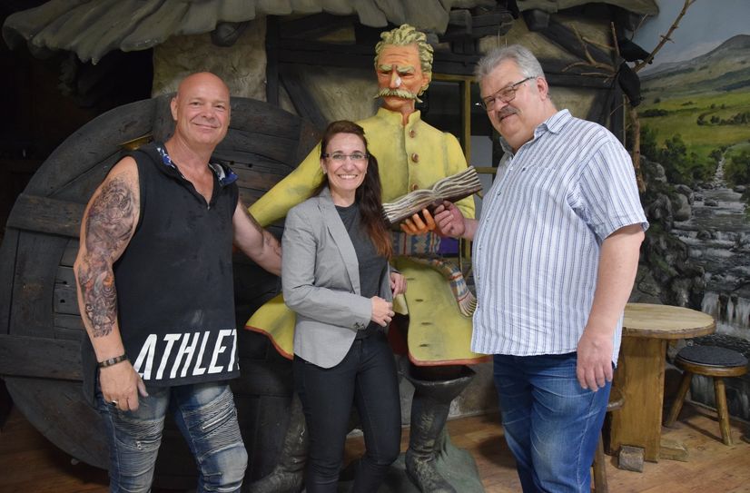Jörg Tausch, Madeleine Matschke und Hans-Jürgen Schröter gestalten die Themenwelt Sorbische Sagen im Lausitz-Center weiter.