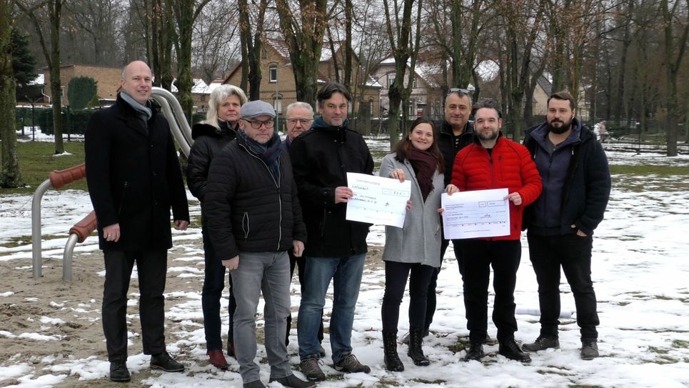 Zwei Spenden in Höhe von insgesamt 1.570 Euro konnte die neue Bürgerinitiative, im Beisein von Bürgermeister Mirko Buhr, bereits entgegennehmen.