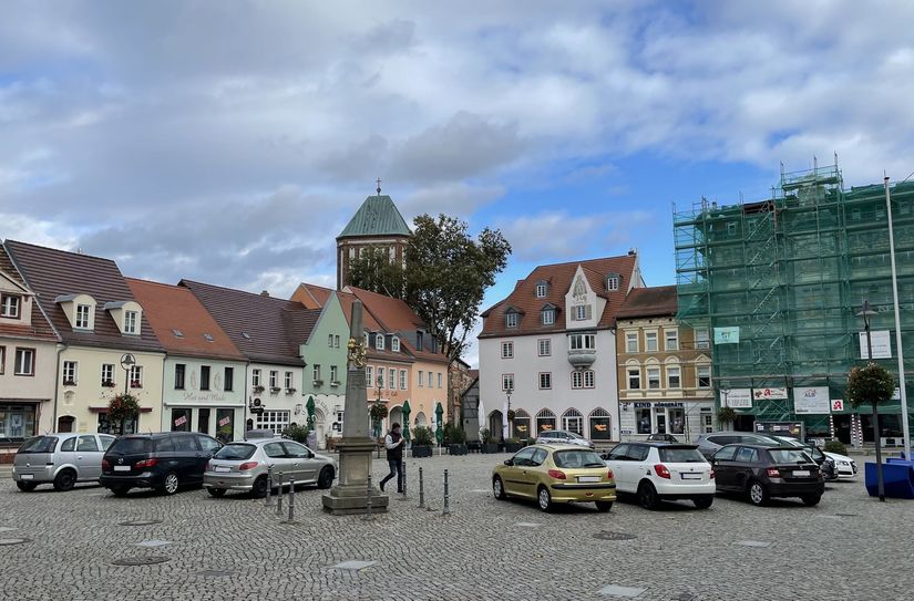 Parkende Autos Mitte Oktober auf dem Marktplatz in Senftenberg. Aktuell ist das Parken dort allerdings verboten. Derzeit ringt die Stadt um eine neue Regelung – vielleicht mit Kurzzeitparkplätzen.