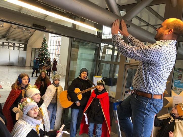 Kinder bringen zum Dreikönigstag den Segen zu den Stadtwerken.