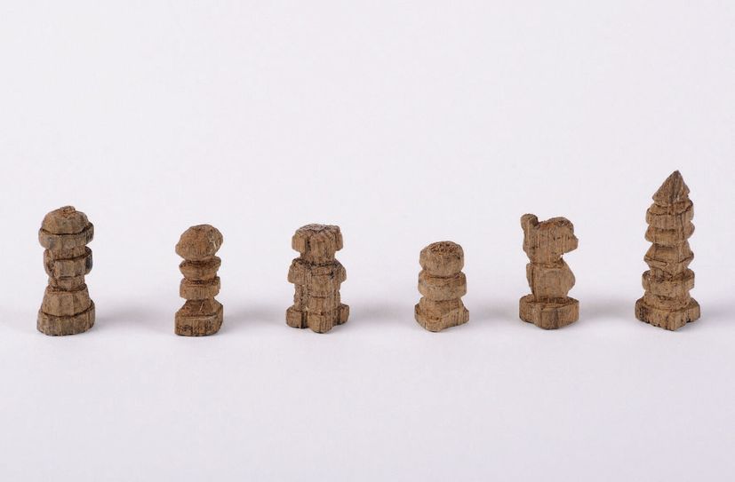 Im Museum zu sehen: Geschnitze Figuren eines Schachspiels.