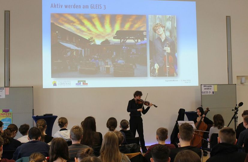 Aaron Seraphin und Freunde mit einem Musikbeitrag während des Jugendstadtforums im Rathaus.