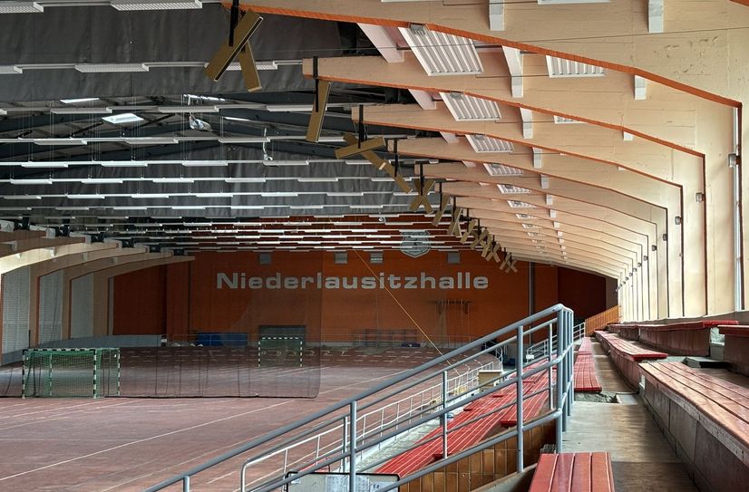 Der Hallenbetrieb kann wieder ohne Einschränkungen stattfinden. Die Stadt hat die Niederlausitzhalle wieder vollständig zur Nutzung freigegeben.