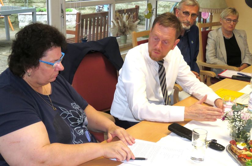 Kathrin Vogel, Inhaberin des gleichnamigen Pflegedienstes in Neustadt, hat sich Ministerpräsident Michael Kretschmer, Innenminister Armin Schuster und die stellvertretende Neustädter Bürgermeisterin, Dr. Silke Benusch, eingeladen, um gemeinsam über Probleme in der Pflege zu sprechen (v.l.n.r.).