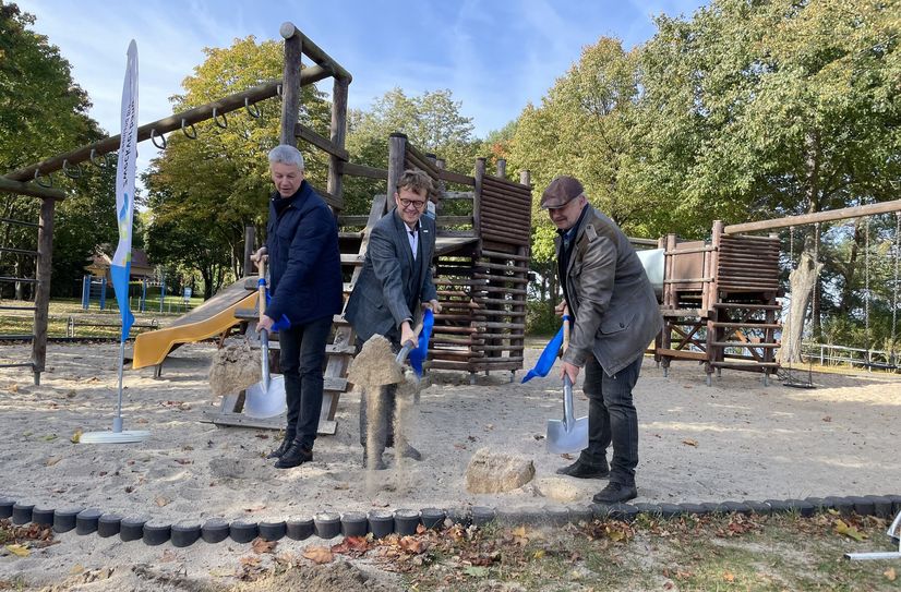 Spatenstich für den neuen Themenspielplatz am Seestrand Großkoschen mit Detlev Wurzler (li.), Andreas Pfeiffer (Mitte) und Matthias Leiker (re.).