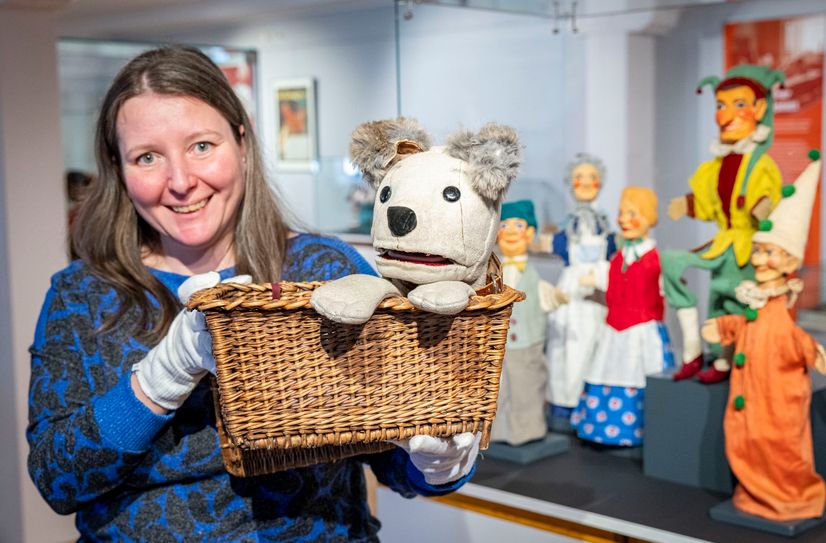 Kuratorin Ivelina Angelova (42) mit Struppi. Im Hintergrund: In einer Vitrine sind der berühmte Hohnsteiner Kasper und seine Freunde zu sehen.