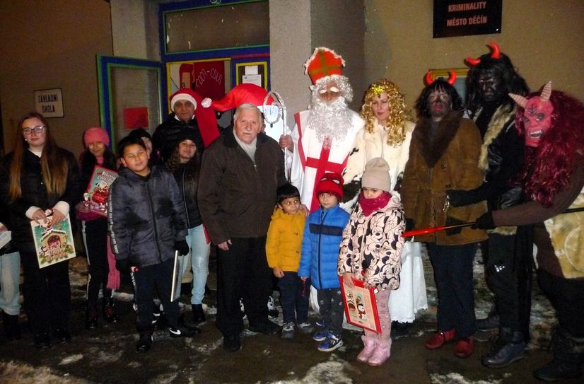 Klaus Fiedler inmitten der Kinder und der Nikolausabordnung - rechts die Teufel - vor dem Eingang zum Roma-Zentrum.