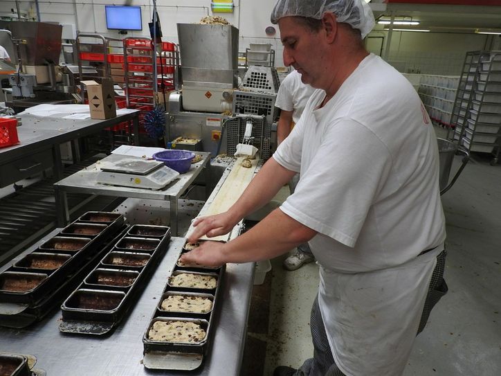 Steffen Haulitschek füllt Teigformen für die ganz kleinen Stollen