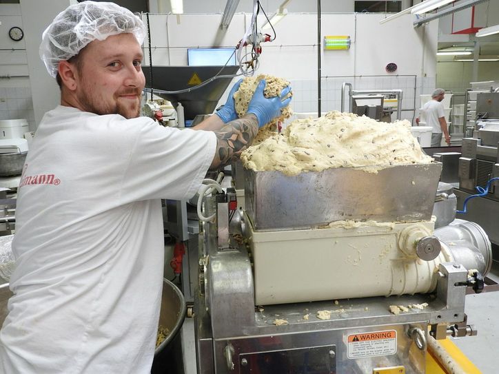 Robert Kleber füllt Teig in einen Portionierer