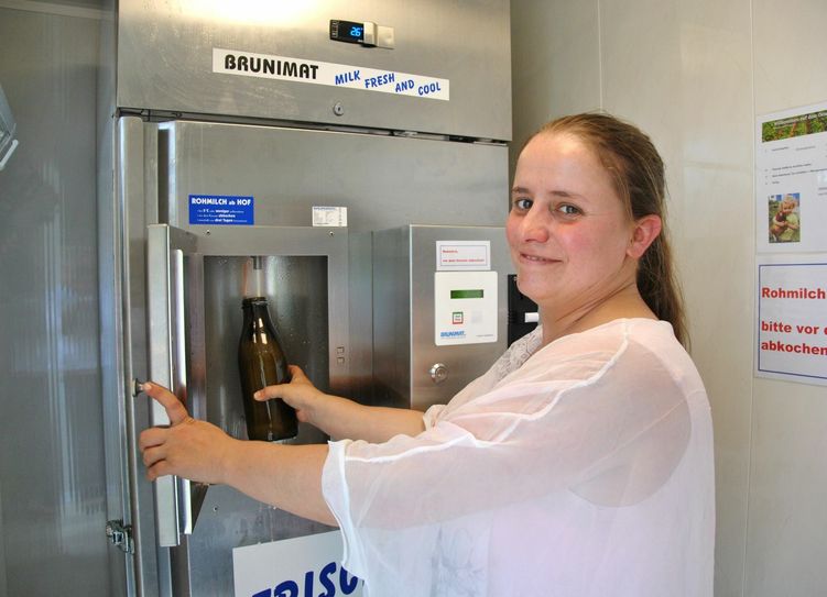 Auch wenn Danny Oese Feierabend hat ist der Milchautomat betriebsbereit: Ausschank rund um die Uhr.  Foto: Rodig