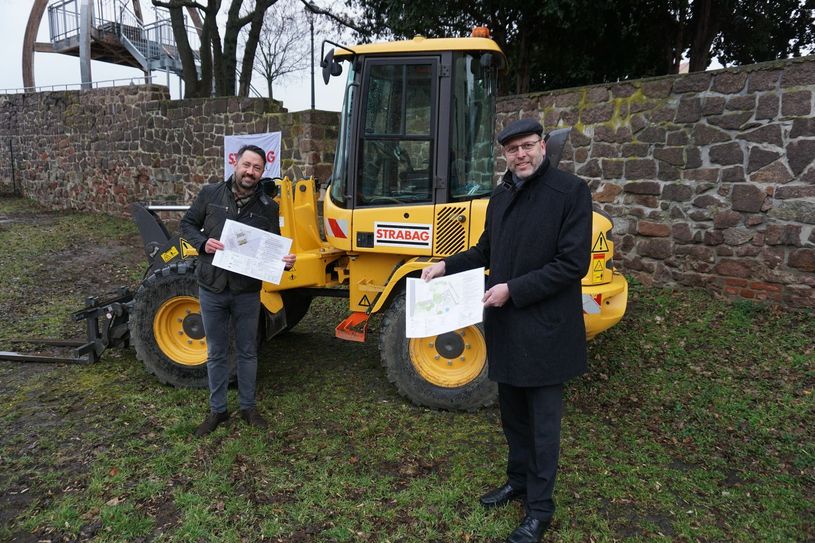 Oberbürgermeister Olaf Raschke und Christian Friedel, Leiter des Amtes für Stadtmarketing, Tourismus und Kultur (l.) mit den Plänen für die neuen Rastplätze. Foto: pm