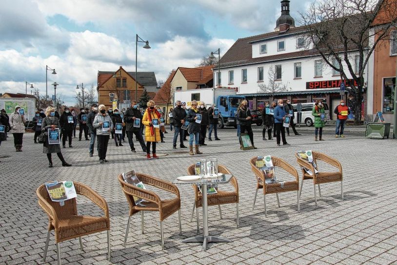 Leere Stühle statt gefüllte Gaststätten. Während der »5 nach 12«-Aktion auf dem Markt in Lauchhammer forderten Gastronomen und Einzelhändler erneut ein Ende der Corona-Einschränkungen. Foto: sts