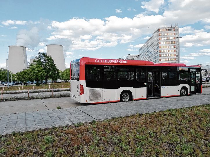 Cottbusverkehr-Chef Ralf Thalmann: »Wasserstoff-Busse sind deutlich teurer als Dieselfahrzeuge. Die Infrastruktur muss erst noch aufgebaut und die Mitarbeiter in den Werkstätten müssen mit der neuen Technologie ausgebildet werden. Wir sind also weiterhin auf Förderung angewiesen.« 2026 soll der Fuhrpark bereits durch neun Wasserstoffbusse ergänzt sein Foto: Cottbusverkehr