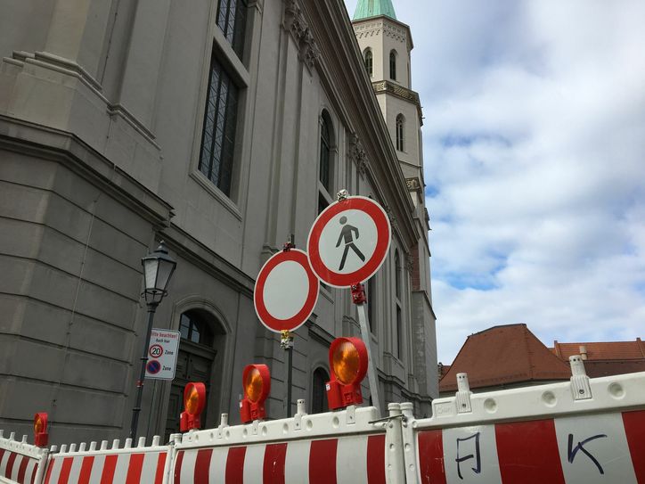 Nachdem Sturmtief Eberhard das Dach und einen Turm der Kirche beschädigt hatte, war der Bereich um die Kirche vergangene Woche abgesperrt. Foto: Keil