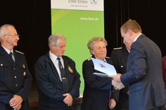 Landrat Christian Heinrich-Jaschinski (r.) gratulierte unter anderem Christine Döge zu 50 Jahren Treue Dienste in der freiwilligen Feuerwehr in der Verbandsgemeinde Liebenwerda.