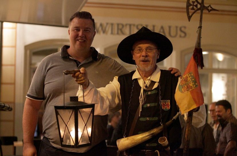 Gastronom Josef Micek (li.) vor dem Babicka mit Nachtwächter Wolfgang Bieberstein.