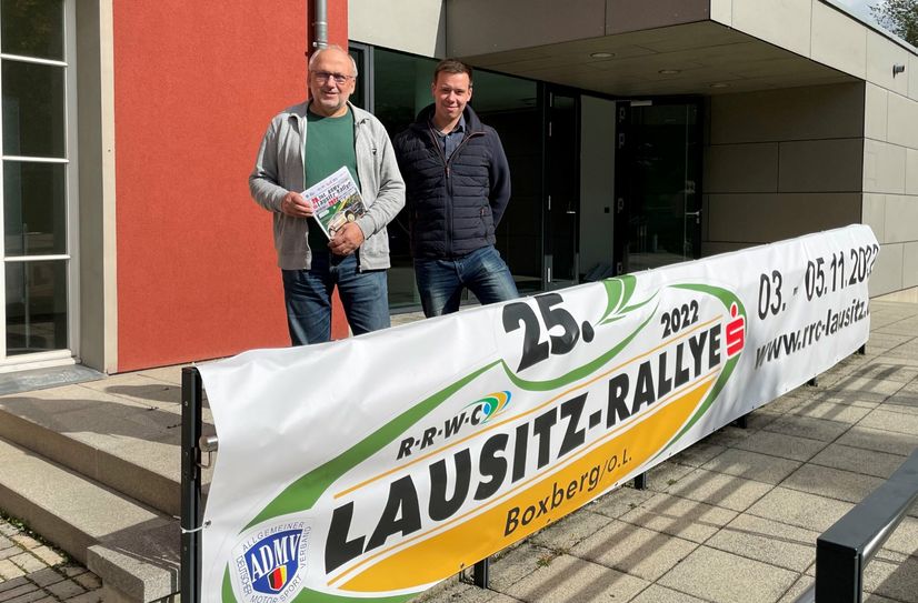 Die Organisatoren, hier im Bild Lausitz-Rallye-Urgestein Wolfgang Rasper (links) und Pressebetreuer Bastian Hartmann, haben sich aufgrund der Preisteigerungen dazu entschieden, die Rallye zu kürzen. Wertungsprüfungen werden nur noch an einem Tag (Samstag) gefahren. Foto: T. Keil