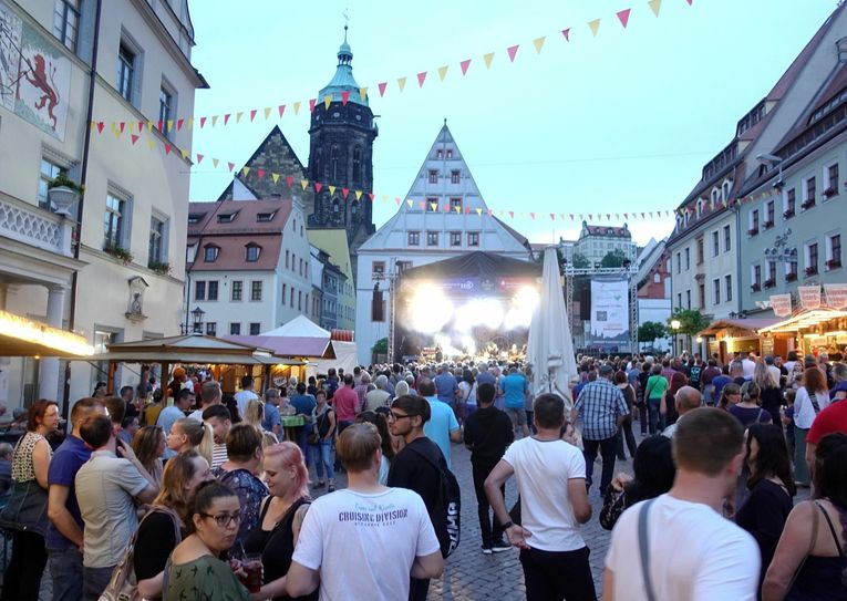 Auf »klassische« Stadtfeste mit festen Veranstaltungsorten und dichtem Gedränge – wie hier in Pirna –  werden wir im Jahr 2021 noch einmal verzichten müssen.                                                                       Foto: D. Förster