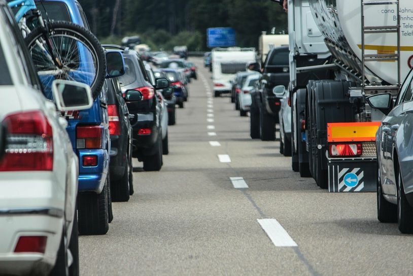 Symbolbild. Ein mazedonischer Maserati-Fahrer nutzte die Rettungsgasse, um schneller im Stau voranzukommen.