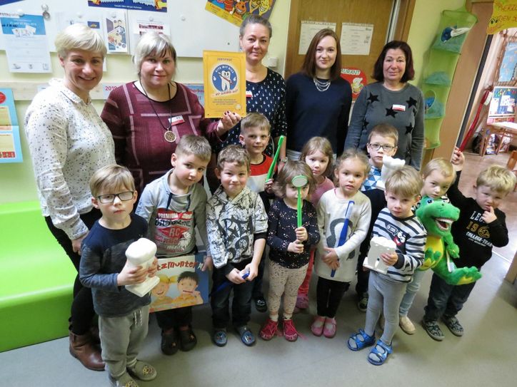 Kinder und Erzieher der Integrationskita in Großräschen freuen sich gemeinsam mit Zahnputzschwester Nicole Nitschke (l.) über das Zertifikat „Kita mit Biss“. Foto: DRK-KV Lausitz