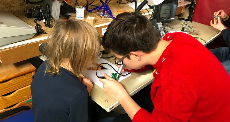 Jeder ist eingeladen, die Werkstatt zu entdecken, Geräte auszuprobieren, mitzudiskutieren oder defekte Dinge zu reparieren.