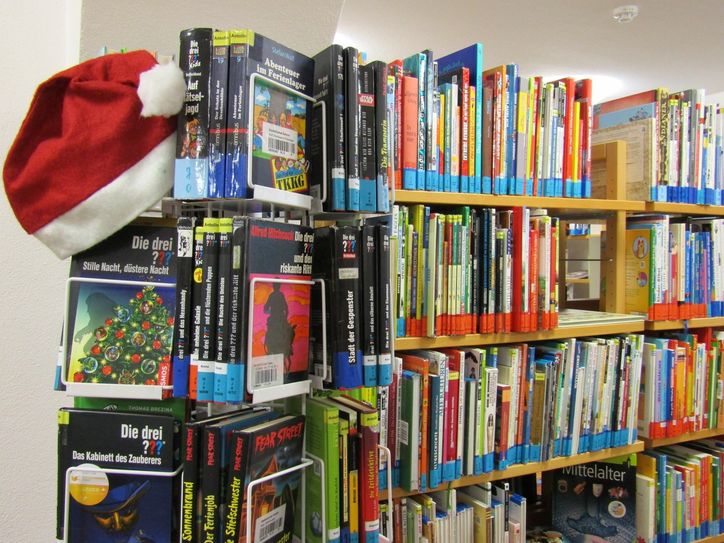 Das Kamenzer Bibliotheksteam wünscht zu den Festtagen spannende Lektüre. Foto: © Stadtbibliothek G. E. Lessing