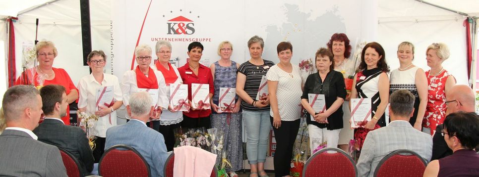 Im Rahmen des 15-jährigen Jubiläums wurden Mitarbeiter geehrt, die seit 15 Jahren in der K&S-Seniorenresidenz in Lübben tätig sind. Foto: sts
