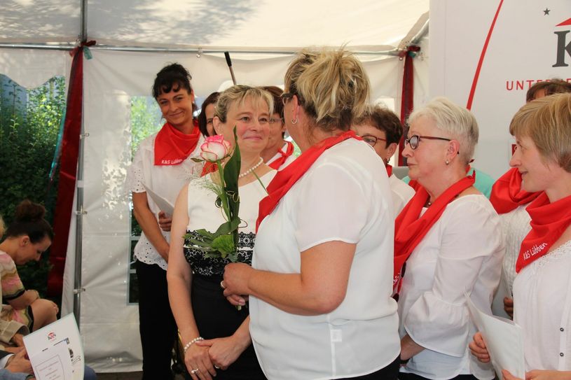 Residenzleiterin Andrea Kunert bekommt ebenfalls eine Rose. Sie ist seit 1. Dezember 2003 am K&S-Standort in Lübben beschäftigt. Foto: sts